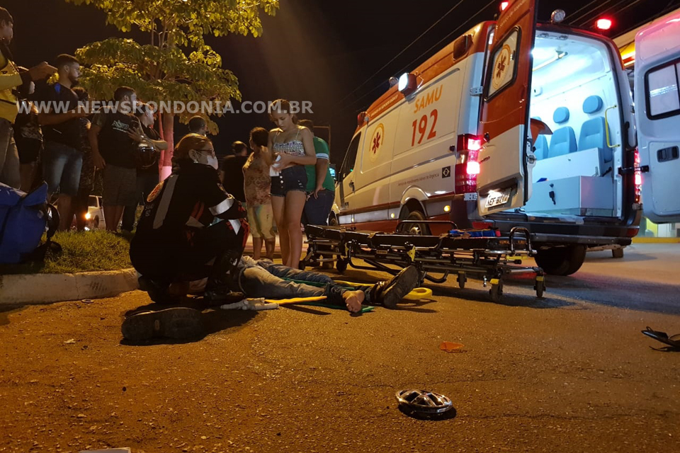   Motoboy tem perna fraturada após ser atingido por carro na zona leste