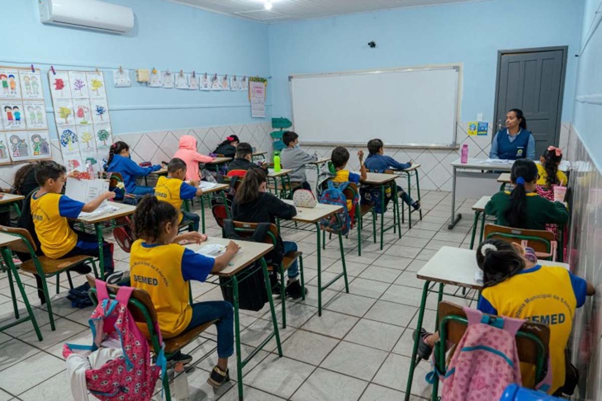 Edital é corrigido para maior transparência das contratações nas escolas