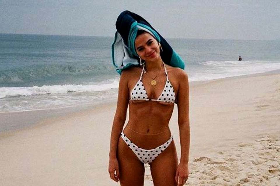 Bruna Marquezine curte praia e faz saída no mar à la 'De Férias com o Ex'