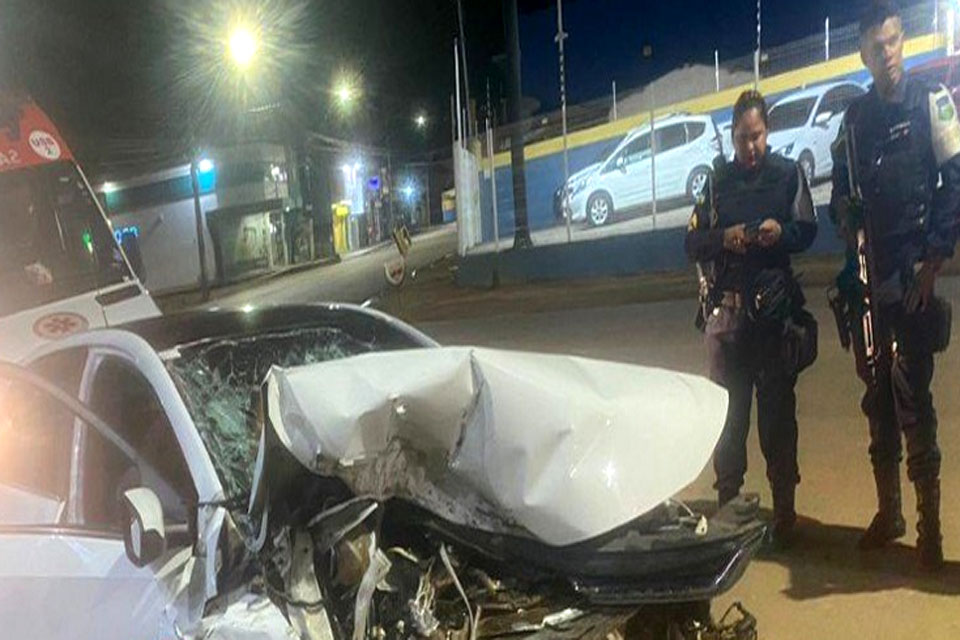 Acidente deixa dois feridos após motorista perde controle da direção