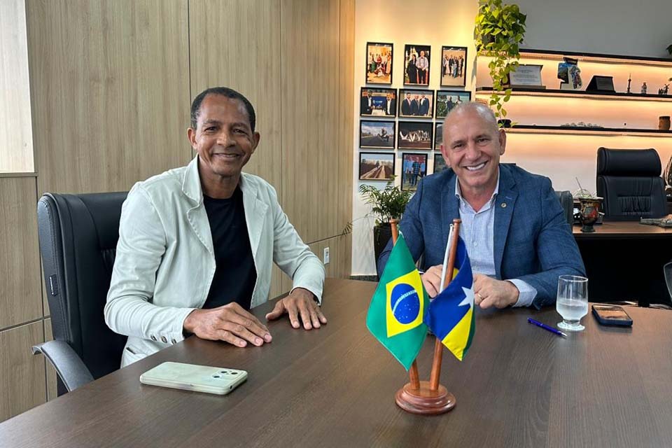 Ezequiel Neiva viabiliza tubos de concreto para zona rural de Nova Brasilândia do Oeste