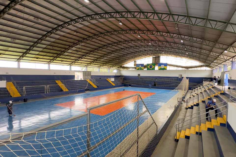 Prefeitura de Jaru realiza pintura e demarcação da quadra do ginásio Sebastião Mesquita