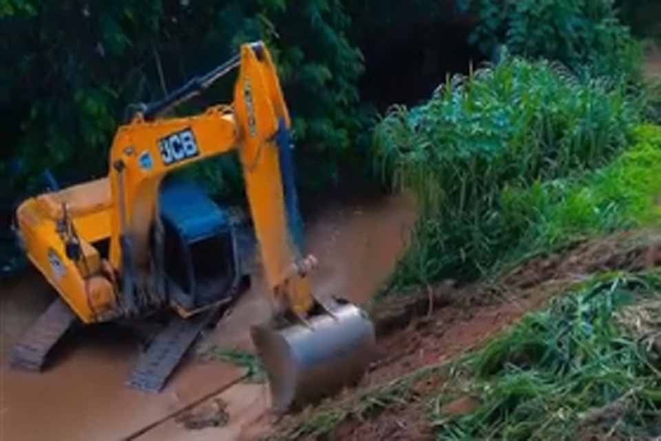 Serviços de limpeza dos córregos seguem em ritmo constante