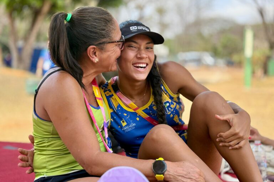 Estudante de Rondônia disputa vôlei de praia nos Jogos da Juventude 2025 sob comando da mãe-técnica
