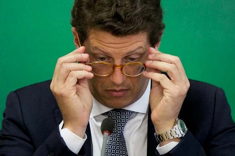 Aras pede para Alexandre de Moraes deixar inquérito contra Salles; ministro do STF nega