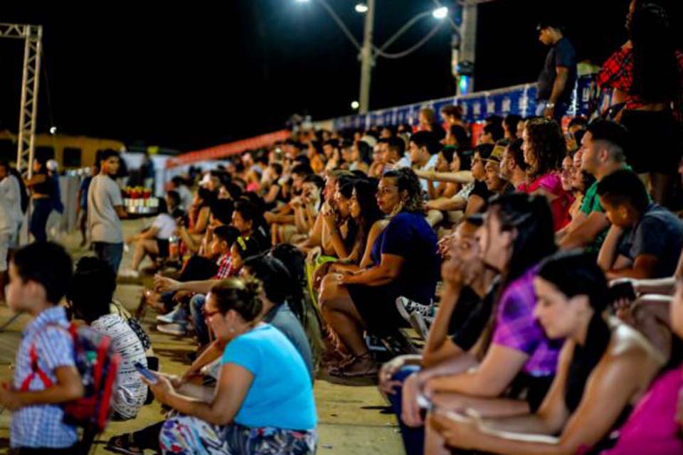 Espaço das arquibancadas no Arraial Flor do Maracujá é ampliado para atender à demanda do público