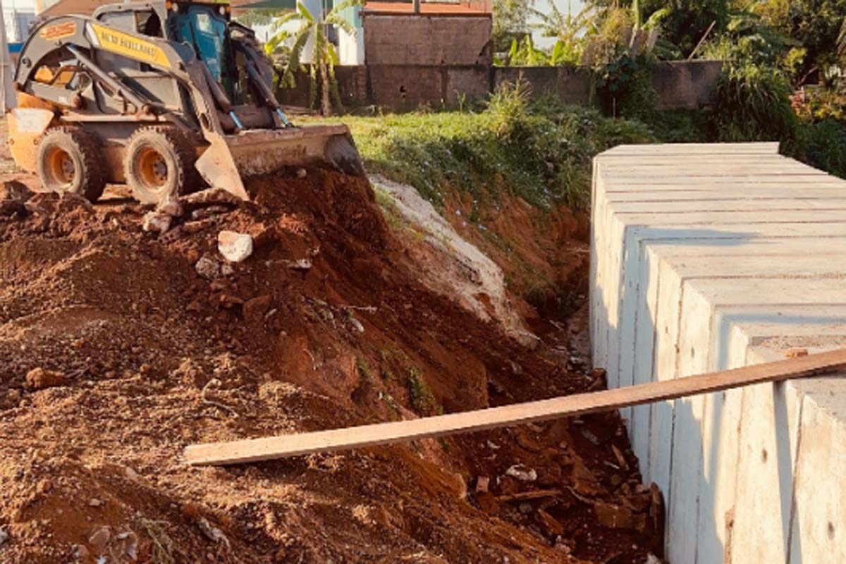 Equipe da Semod com obras de drenagem na avenda sete de setembro