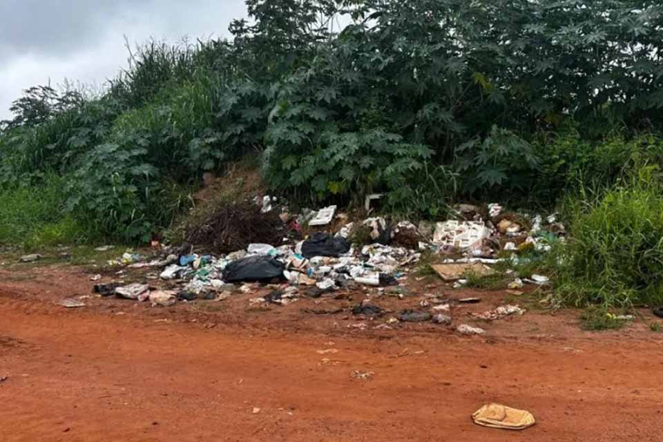 Descarte irregular de resíduos em terrenos bladios persiste em Guajará-Mirim