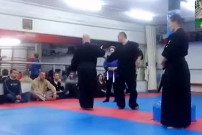 Mestre de artes marciais é desmascarado na frente de todos