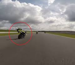 Piloto desmaia em cima da moto e sofre acidente bizarro a 225 km/h