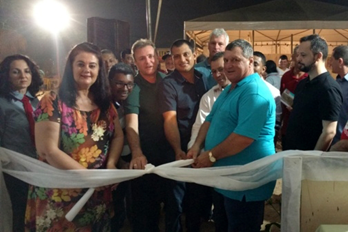 Deputado Luizinho e prefeito inauguram feira de Artesanato em Pimenteiras