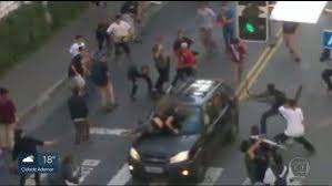 Vídeos mostram skatistas atacando carro de motorista antes do atropelamento 