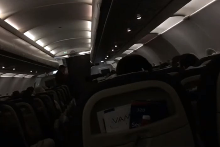 Homem tenta abrir porta de avião em voo entre Brasília e Rio Branco