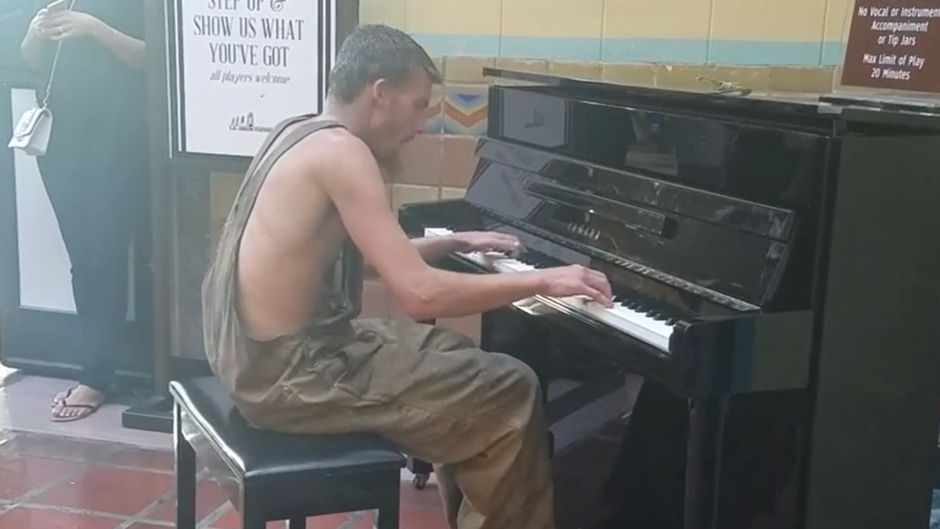 Morador de rua emociona ao tocar piano 