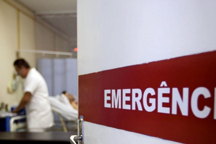 Blitz em hospitais flagra paciente amarrado e remédio vencido
