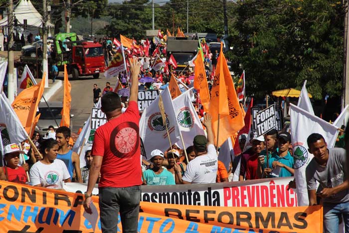 Porto Velho - Manifestantes percorrem as ruas da capital contra Temer e Reformas