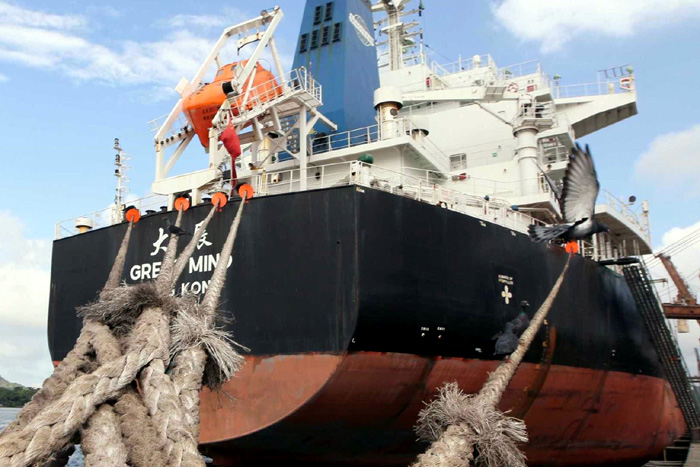 Navio derrama 100 litros de óleo no Porto de Santos