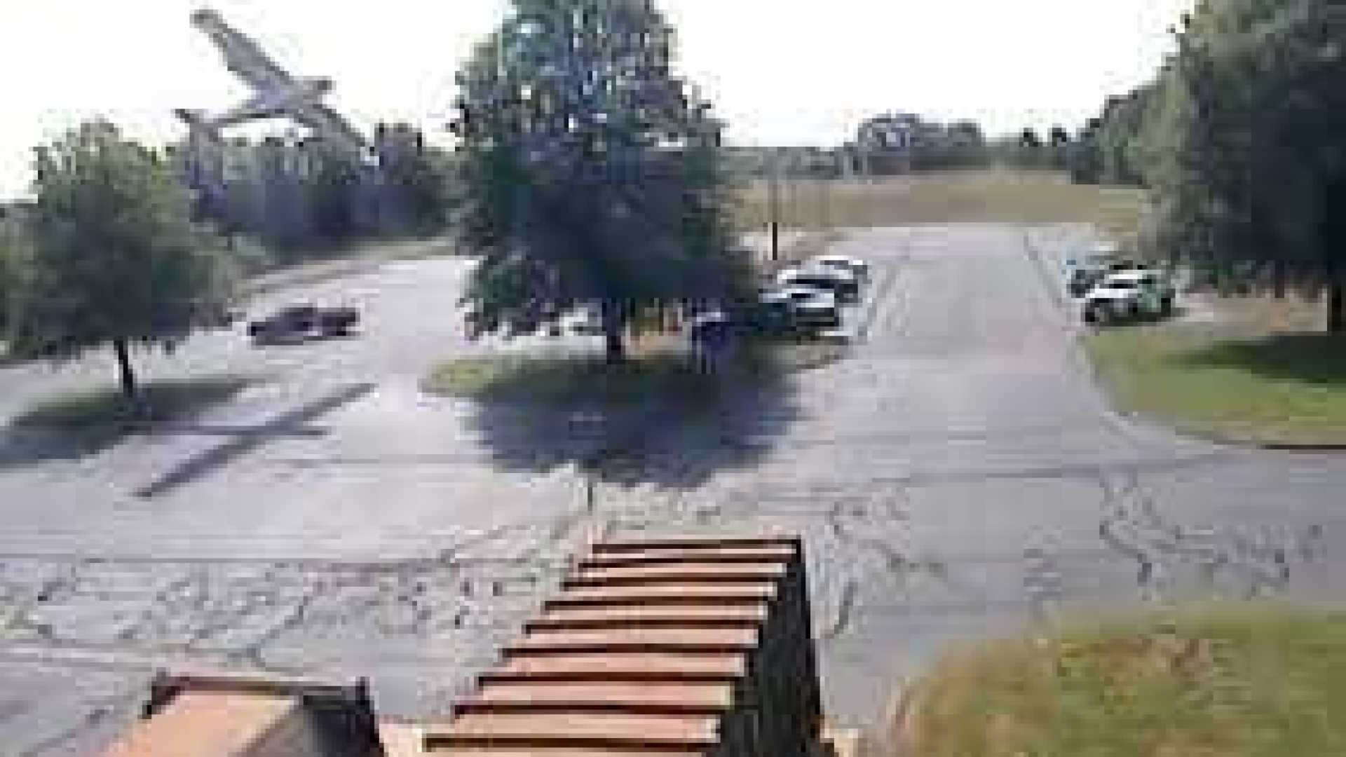 Avião cai sobre árvore em rua dos EUA 