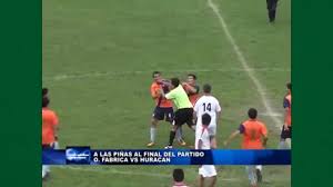 Árbitro e jogador trocam socos após apito final na Argentina