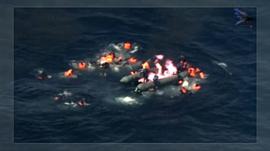 Bote com imigrantes pega fogo a caminho da Europa