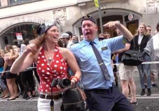 Policial dança Despacito durante parada LGBT