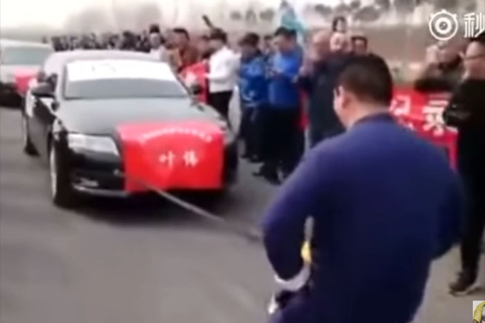 Chinês puxa sete carros com corda amarrada aos testículos