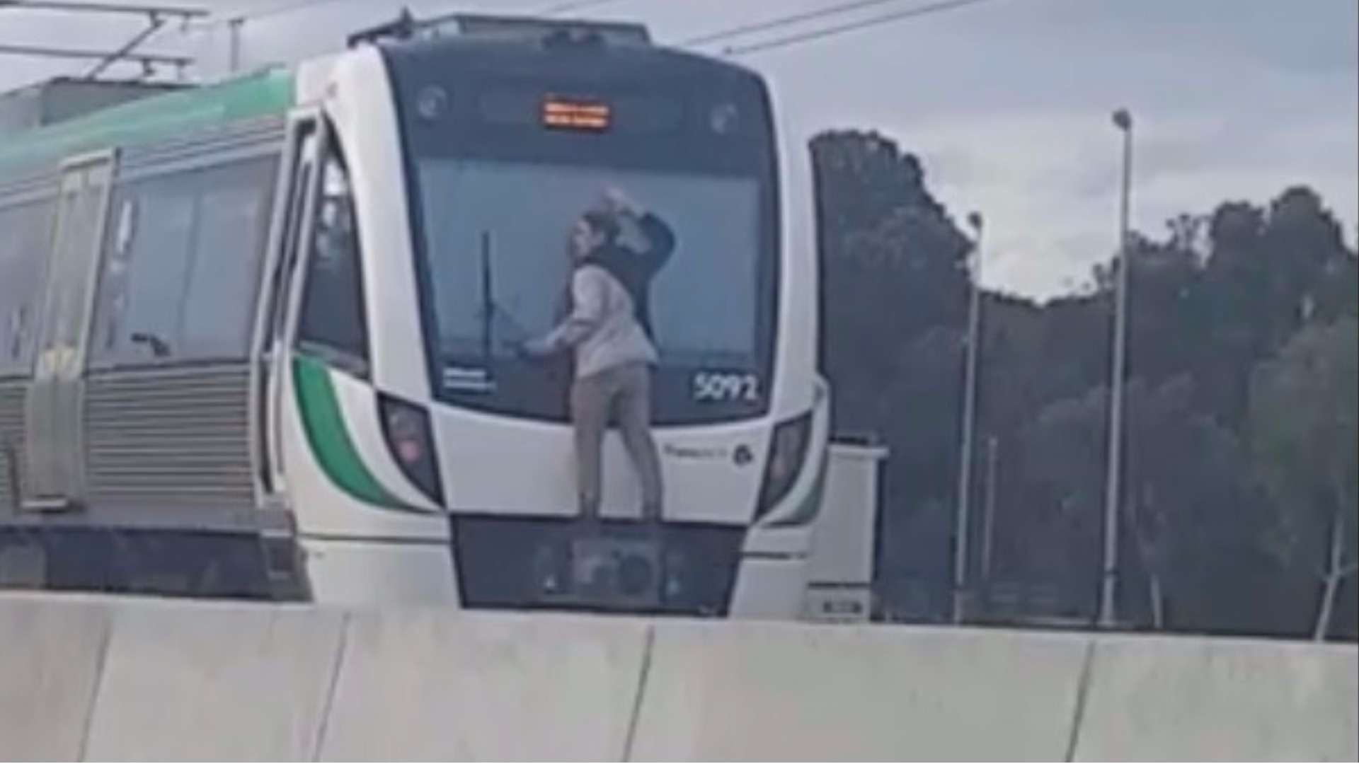 Jovem é flagrado viajando pendurando em trem 