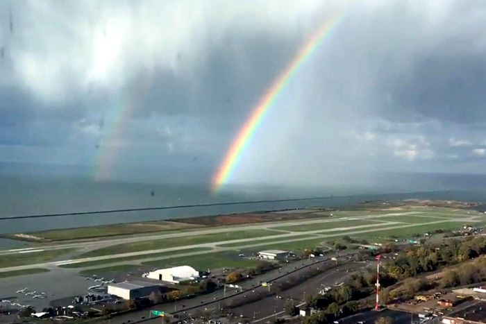 Arco-íris se forma em lago após tempestade
