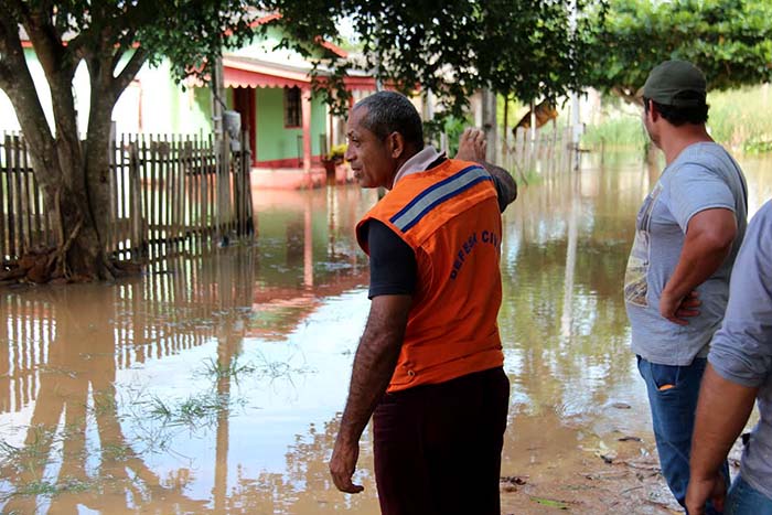 Prefeitura auxilia famílias atingidas pelas águas dos rios Riozinho e Machado