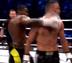 Lutador nocauteia adversário com soco pelas costas