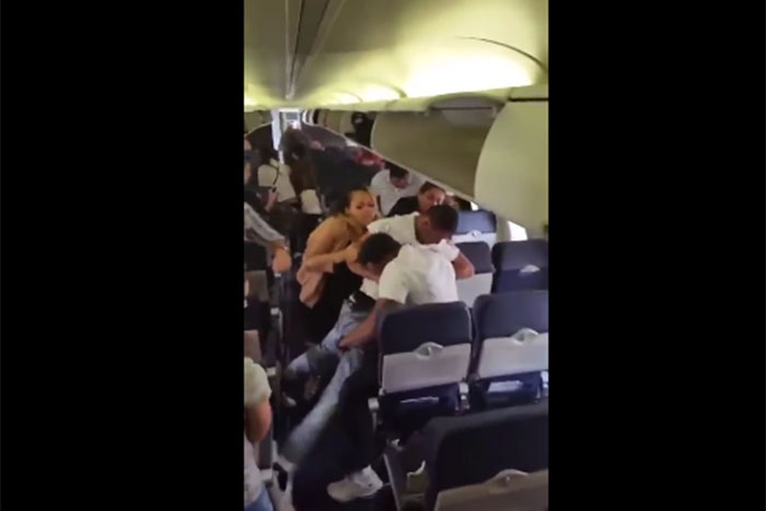 Homem grava pancadaria dentro de avião na Califórnia