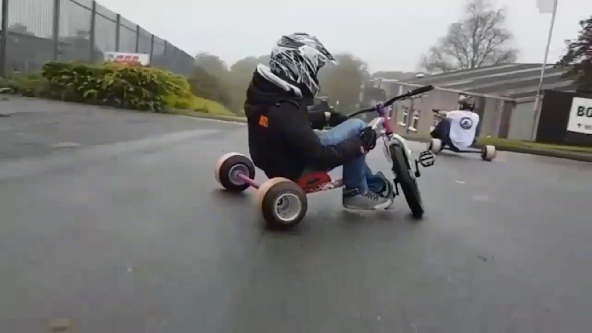 Jovens fazem Drift Triking pelas ruas na Inglaterra