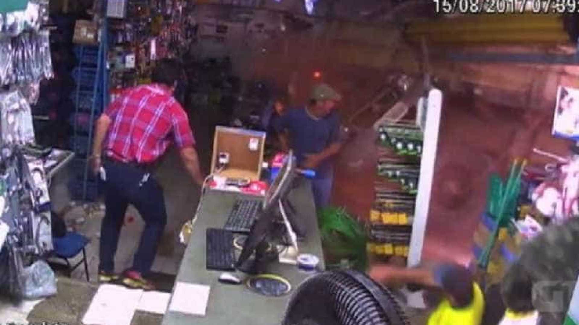 Motorista perde o controle da carreta e invade loja