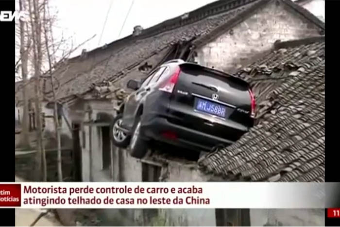 Motorista perde controle de carro e sobe em telhado de casa na China