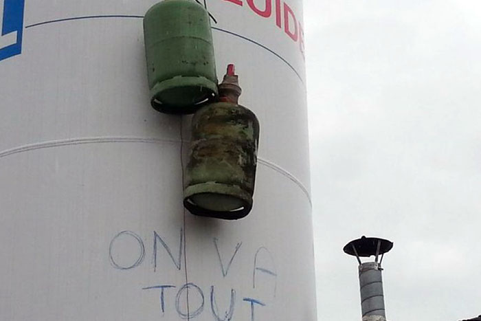 Na França, operários ameaçam explodir fábrica por demissões