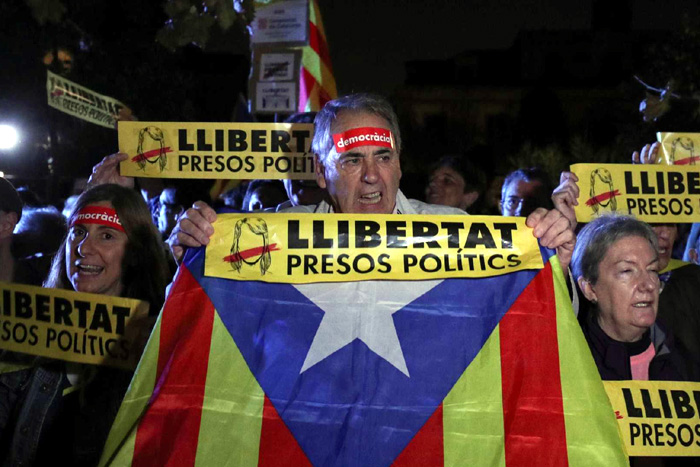 Milhares protestam contra prisão de líderes da Catalunha