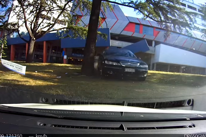 Motorista perde controle e sobe em cima de carro