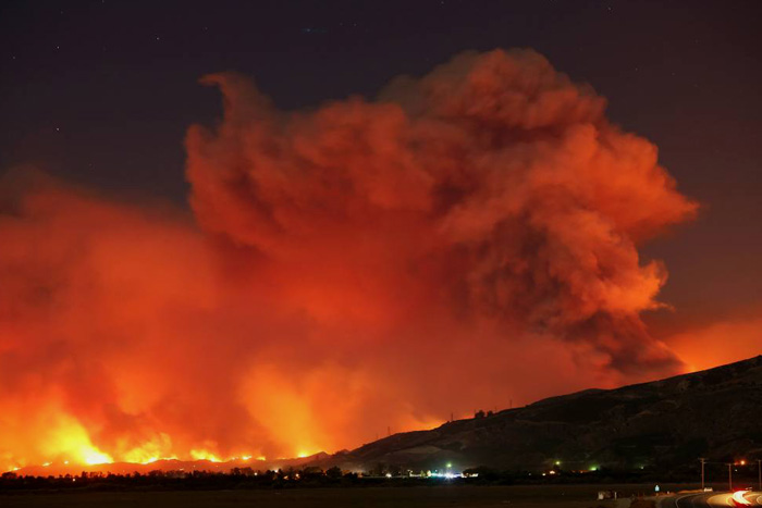 Incêndio deixa 27 mil pessoas desabrigadas na Califórnia