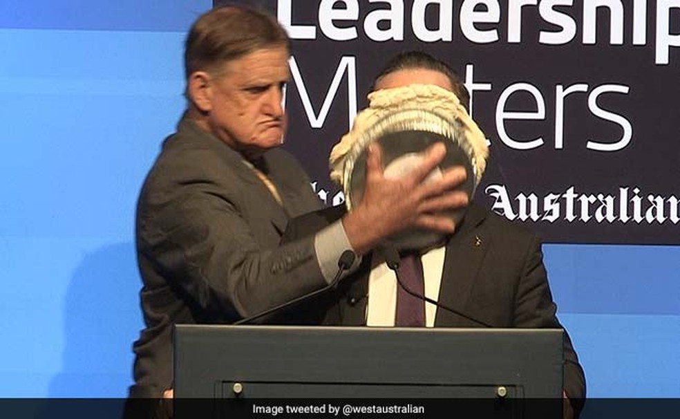 Presidente de Cia Aérea leva torta na cara em evento na Austrália