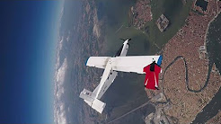 Paraquedistas voam perigosamente ao lado de avião