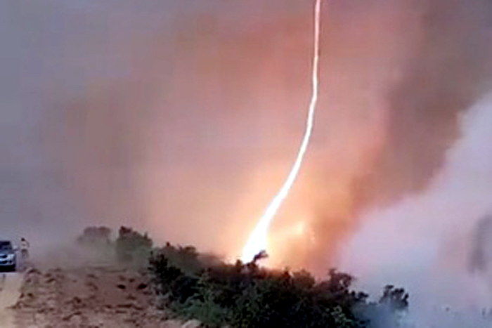 Bombeiro faz registro incrível de tornado de fogo 