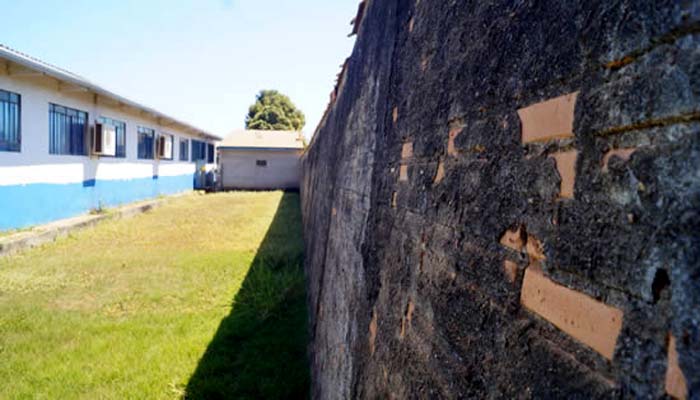  Muro de escola prestes a desabar coloca em risco alunos e pedestres