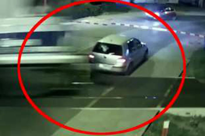 Carro escapa de trem por milésimos de segundo