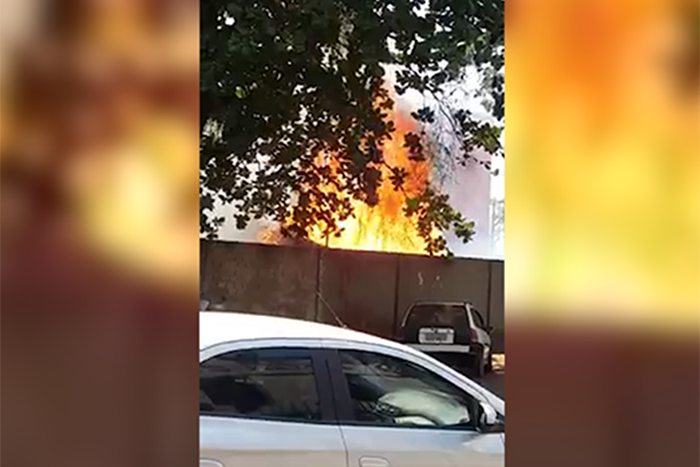 Incêndio em lixo assusta trabalhadores e estudantes do Carmela Dutra 