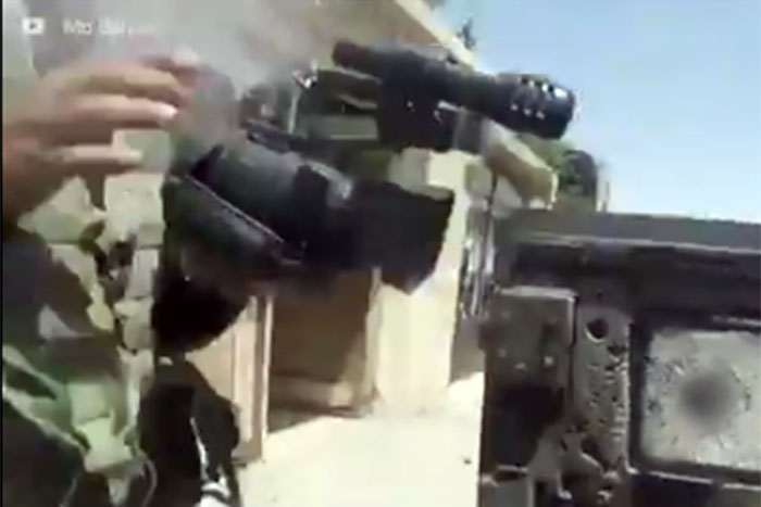 Milagre! - Sniper do Estado Islâmico atira em repórter que é salvo pela câmera