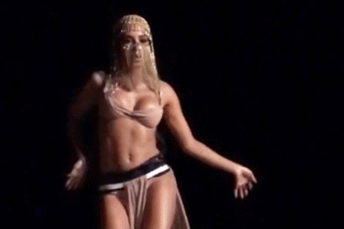 Anitta se assusta com serpente em gravação de clipe