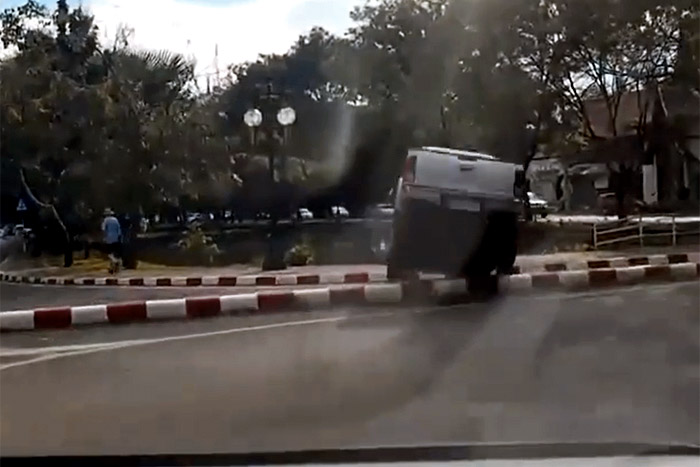 Motorista perde controle e cai em canal de água 