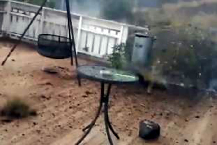 Raio cai ao lado de homem em terraço na Noruega