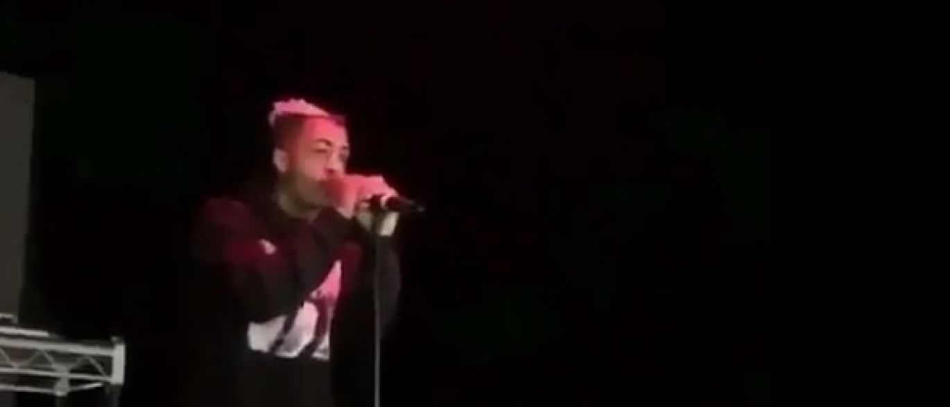 Rapper é atacado com soco em show e fica desacordado