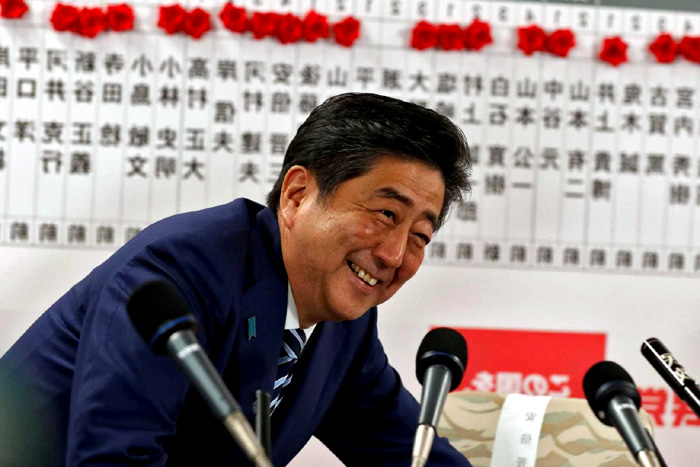 Abe vence eleição e poderá mudar Constituição do Japão